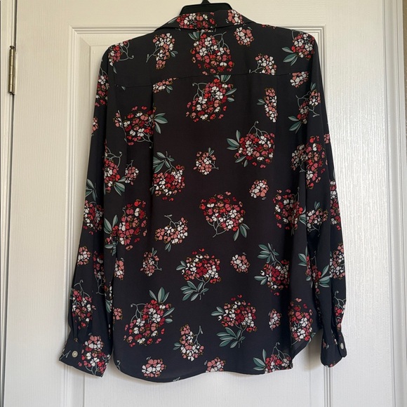 LOFT Vibrant Floral navy blue blouse button up front size medium length‎ 27 in. - Picture 4 of 4